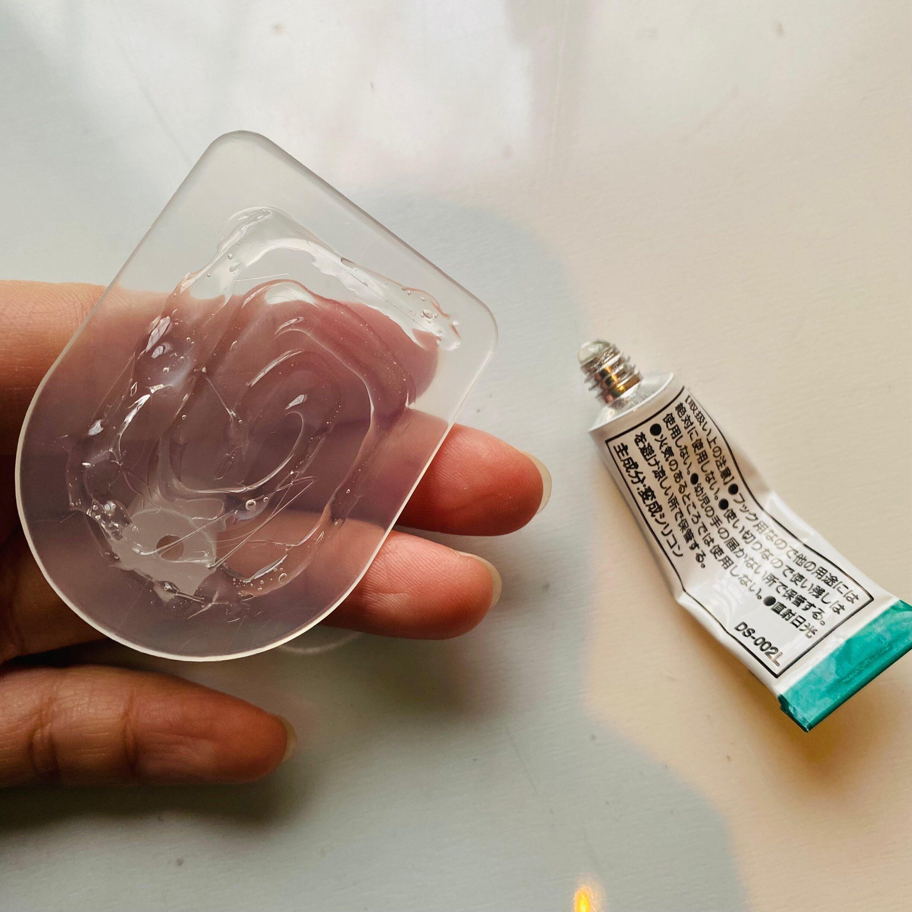 【ダイソー】フック界の救世主！？跡が残りにくく落っこちないダイソーの接着剤タイプのフック