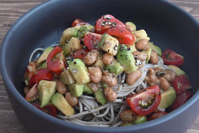 おいしくて美容にもうれしい♪茹で時間で作れる！やみつき！納豆アボカドそばレシピ