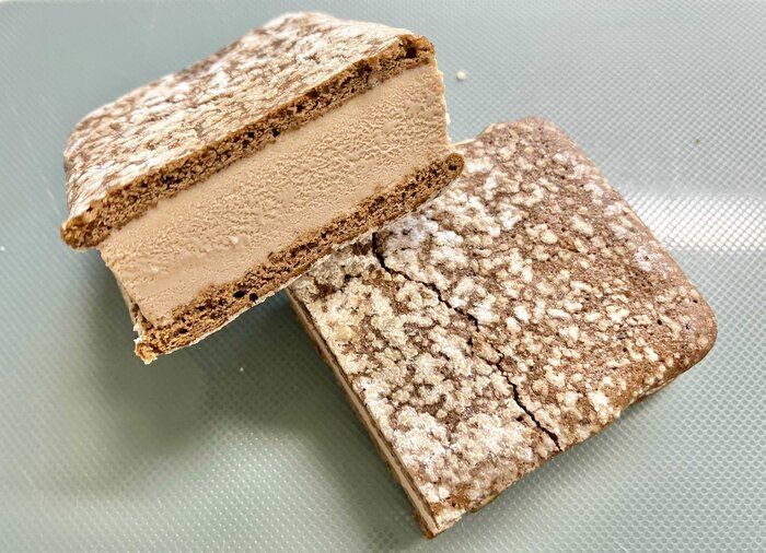 【ファミマ】上質な辻利のほうじ茶を堪能できる柔らかサンドアイス！！