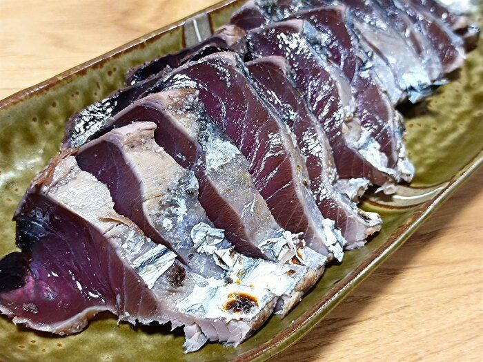 【コストコ】塩だけでウマい！燻製の香りが食欲をそそる「桜燻しカツオたたき」は試す価値あり！