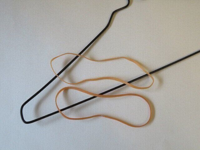 輪ゴム2本でつくれる！簡単便利なすべらないハンガー