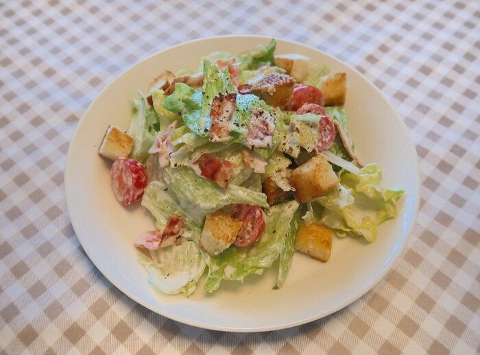 カリカリベーコンとクルトンがアクセント！【BLTサラダ】のつくり方