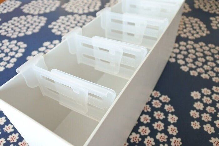 【セリア】冷蔵庫ポケット仕切りが進化！倒れるプチストレスがこれで解消！