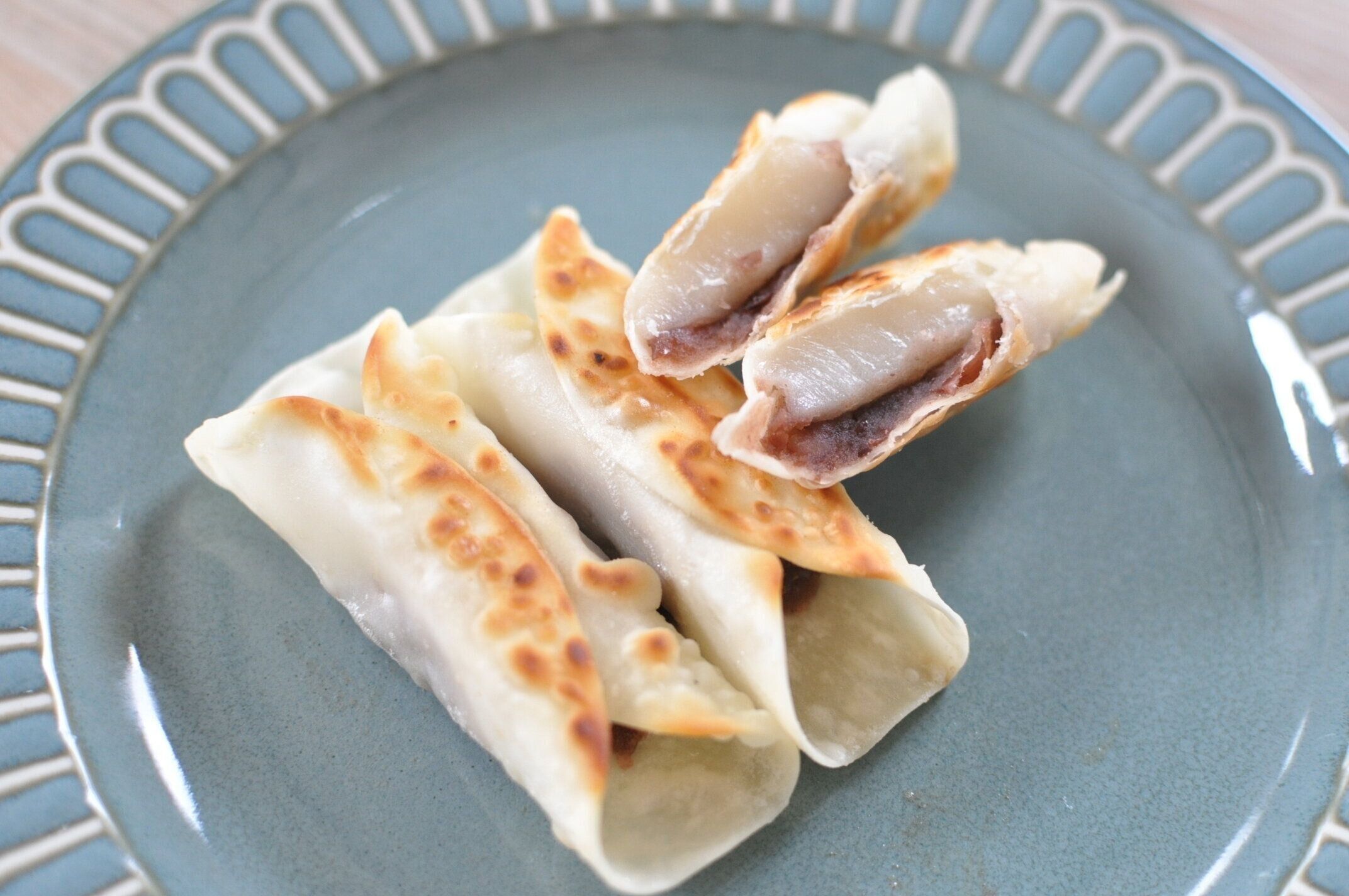 材料4つ【餃子の皮でひと口あんこ餅】もっちりパリパリ！ワンハンドで手軽に食べられる餅おやつ
