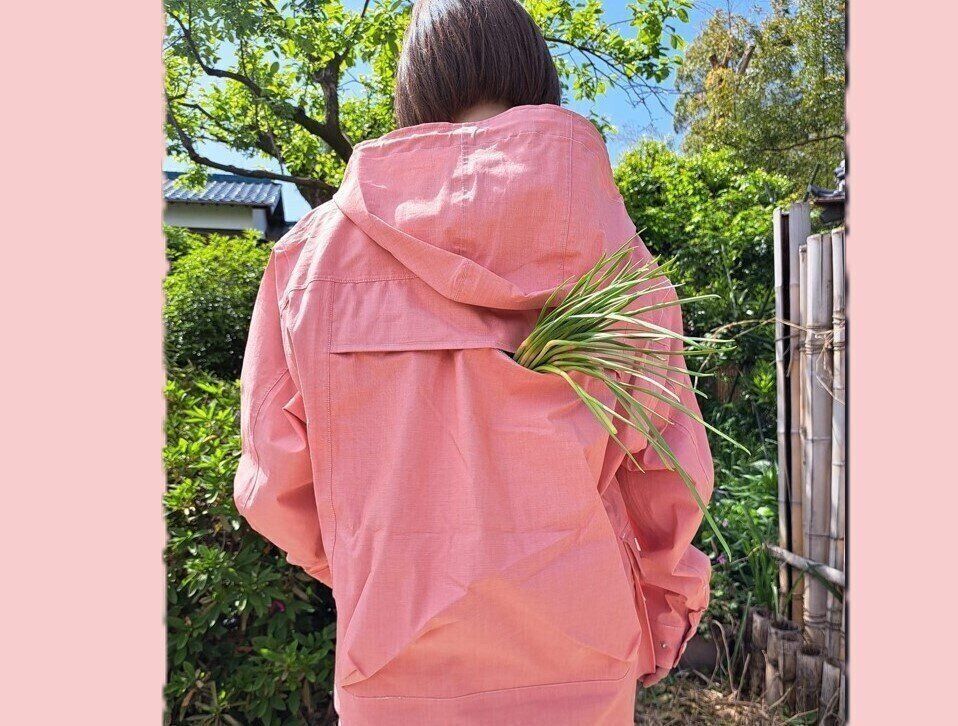 背中にバックが付いてる？【ワークマン】レインなのに火の粉にも強いパーカー