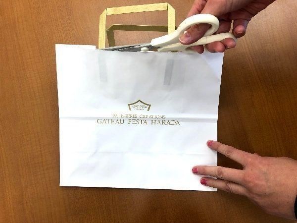 紙袋の持ち手を切る