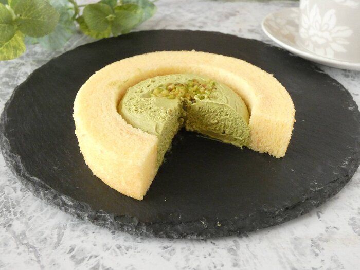 【ファミマ】ピスタチオ好きは食べなきゃ損！「ピスタチオのバウム」は濃厚なめらかクリームの贅沢スイーツ