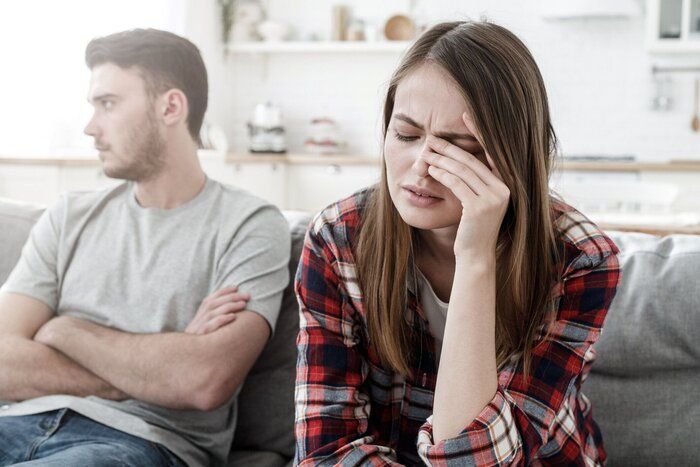 カップル競合しています。女性の上に座ってソファ虐待する夫と喧嘩、離婚する準備ができて後泣いていると強調しました。