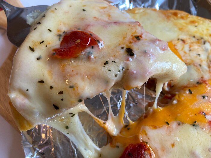 【成城石井】あふれ出るチーズチーズチーズ！新商品のピザがすごいことになっている！