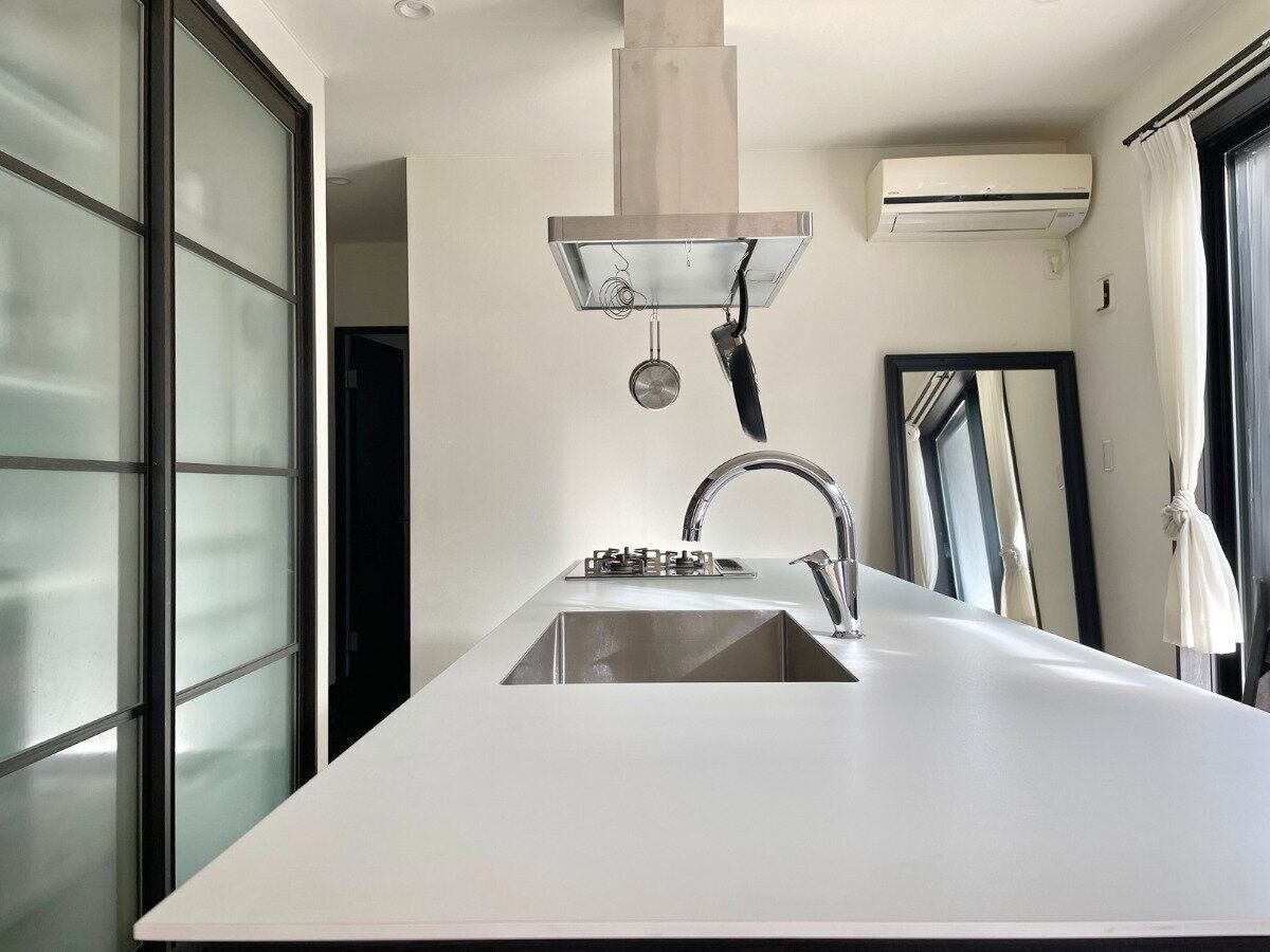 【ミニマリストのキッチン】吊るす収納に取り入れるべき5つのアイテムとは？