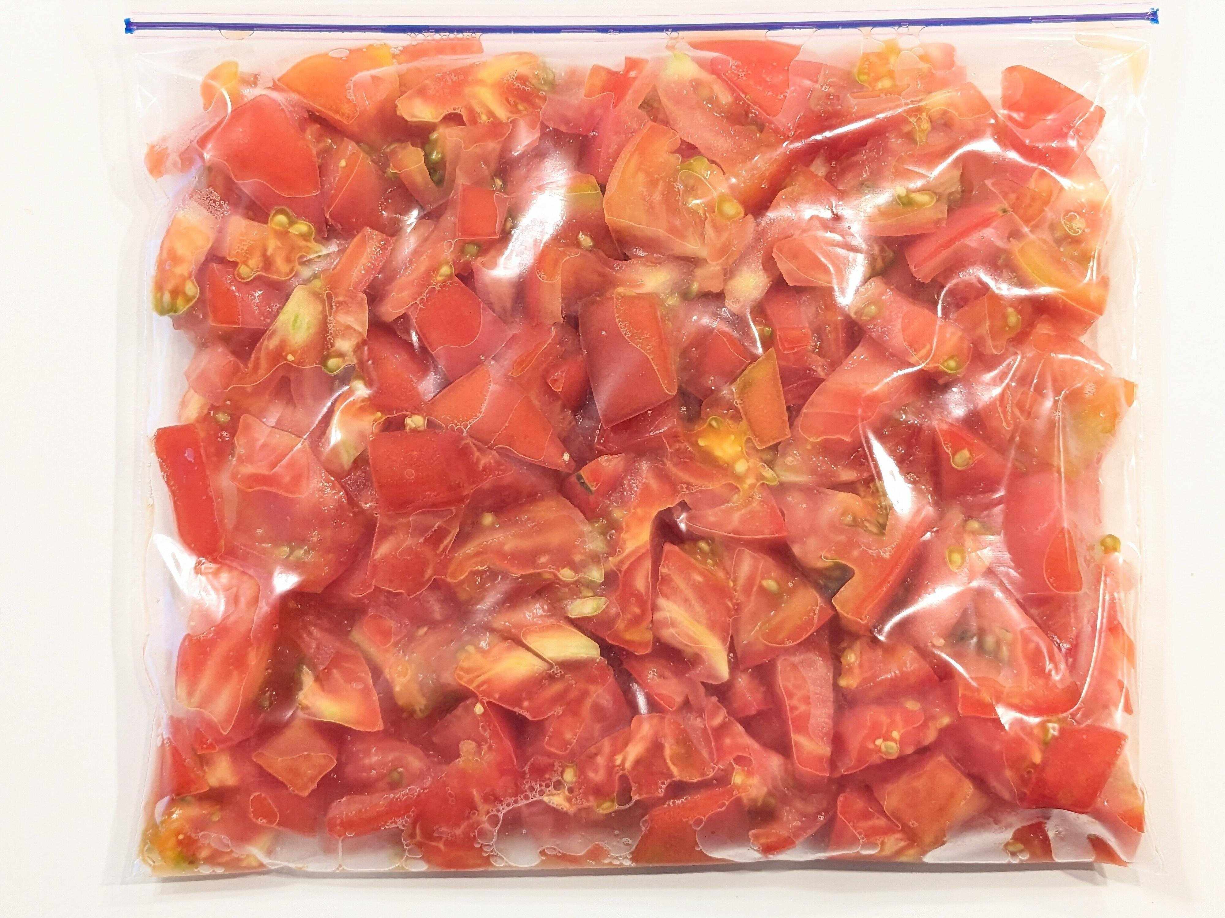 【冷凍貯金】傷みやすいトマトの冷凍保存と活用術