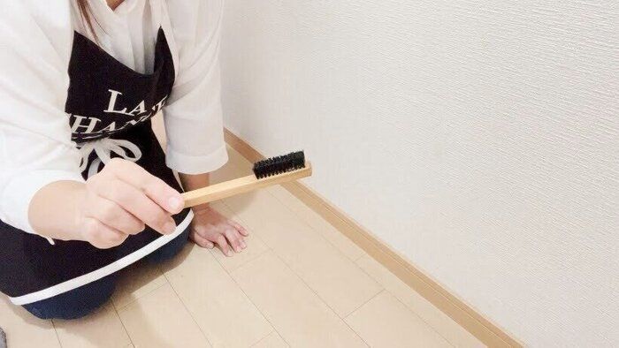 【掃除テク】無印良品の「木製ブラシ」が巾木掃除にぴったり！巾木の掃除法やホコリ予防法をご紹介
