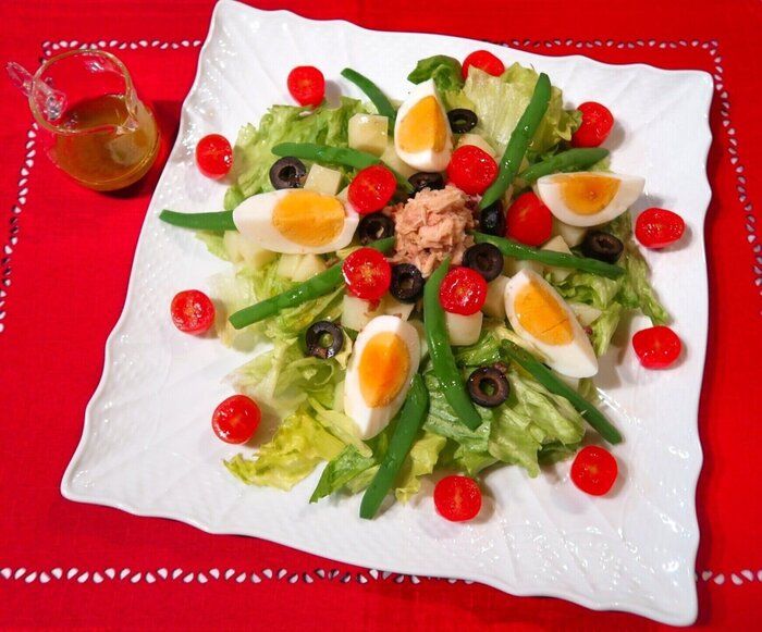 食卓の華やかさアップ◎！旨みたっぷり【ニース風サラダ】のつくり方