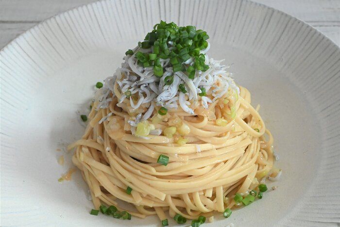 「外に出るのやめた日」に作ろう！臭くなる！だからこそおいしい♪「ねぎとしらすのガーリックパスタ」レシピ