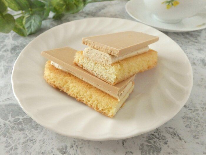 【ファミマ】甘塩っぱさがクセになる！「ふわほろエアインチョコサンド」に新フレーバー登場！