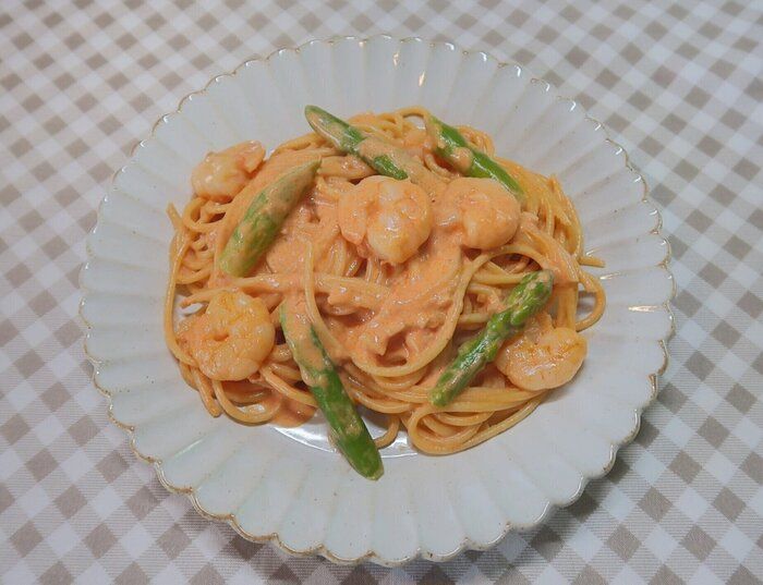 トマトソースで簡単！【えびとアスパラのトマトクリームパスタ】のつくり方