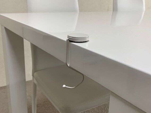 いろいろな種類がある中、これはかなりおしゃれ！バッグハンガー