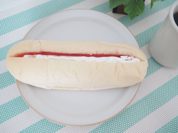 【ミニストップ】まるでショートケーキ！？いちごとミルクホイップのロールパンはクリスマスにぴったり！