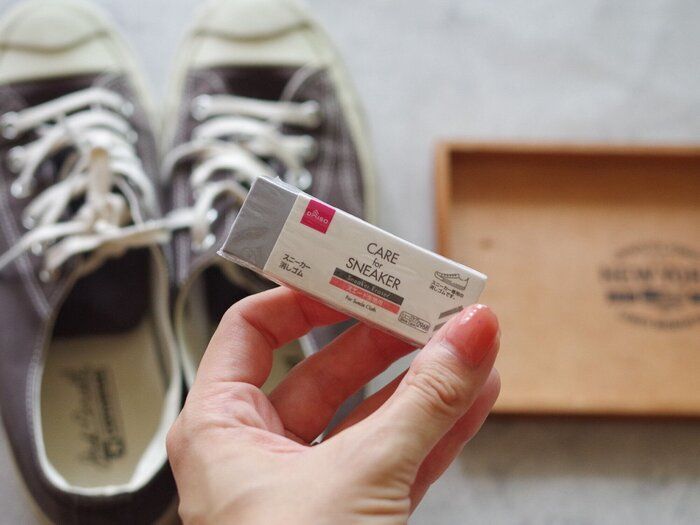 【ダイソー】スニーカー汚れを簡単に落とせる「消しゴム」が便利！