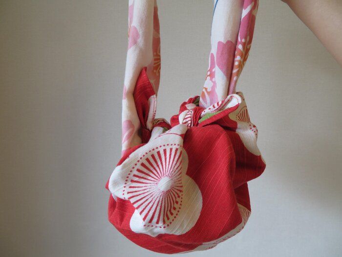 いろいろ使えて便利！ふろしきをエコバッグにしてみよう