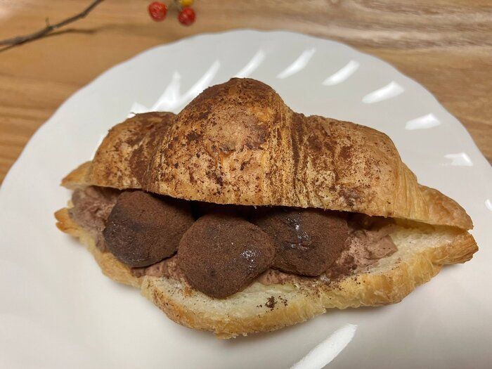 【セブン】まろやかなビターな生チョコが３つも入った贅沢クロワッサン！！