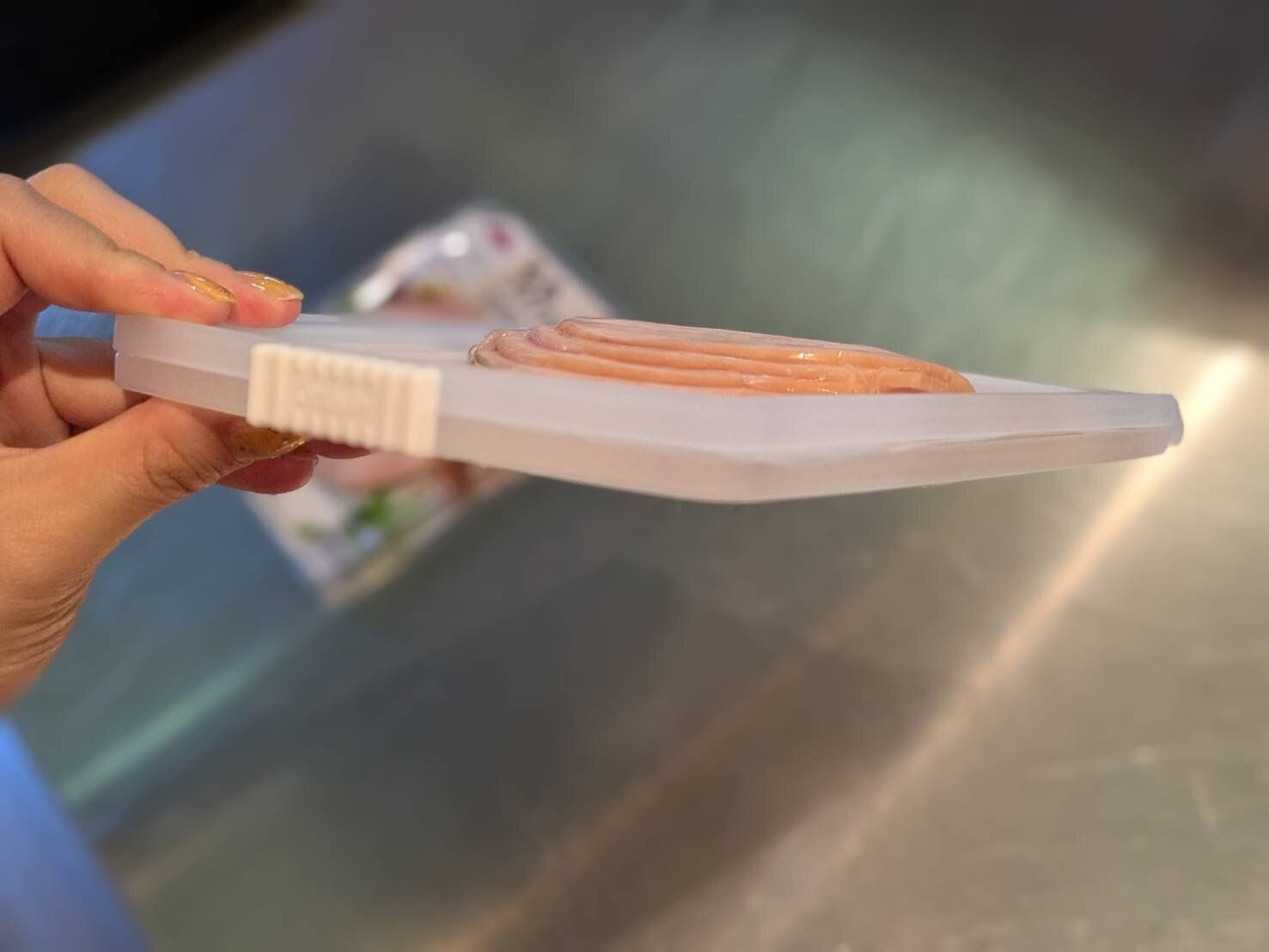 ダイソーだけじゃない！“カラーチェンジで更に人気“セリアでも買える『ハム＆ベーコン保存クリップ』