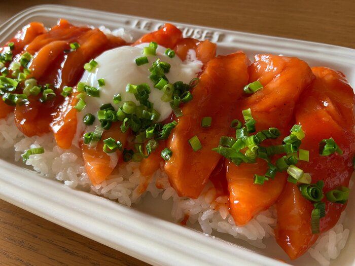 【業務スーパー】甘辛味が人気の韓国料理のソースをサーモンに和えたら最高すぎました・・・