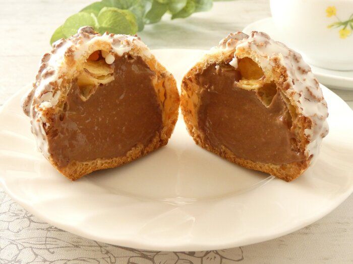 【ファミマ】とろ～り濃厚チョコクリームの「ショコラウサギクッキーシュー」はザクザク食感の本格スイーツ