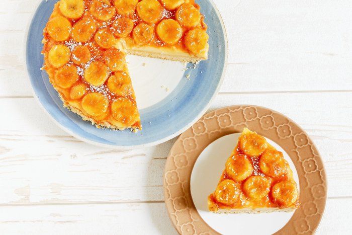 【ホケミ活用】バナナ消費に！レンチンカスタード入りのキャラメルバナナタルト