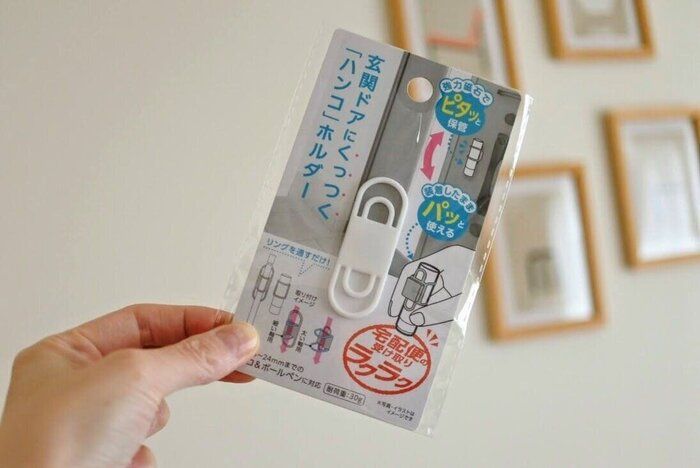 【セリア】こんなの欲しかった!!玄関ドアにくっつくハンコホルダー