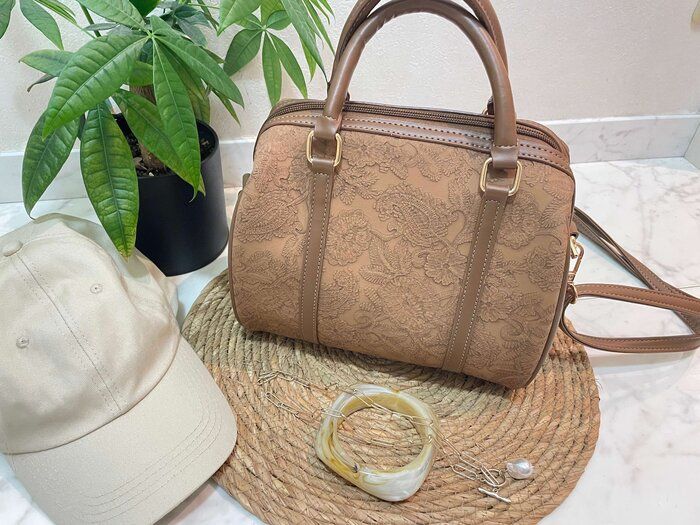 【しまむら】高見えがすぎる！2,000円以下で買えちゃうレース型押しボストンバッグ