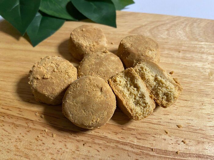 【成城石井】沖縄県産黒糖ときな粉をたっぷり使用した「さくほろ」食感が絶品の焼き菓子とは