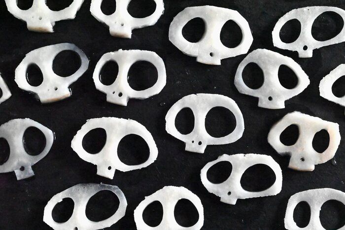 不器用でも絶対作れる！添えるだけでハロウィンに♪れんこんとキッチンバサミだけで作れる「れんこんガイコツ」の作り方