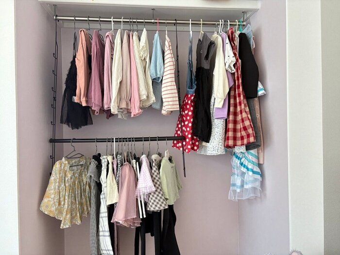 吊り下げるだけで収納力アップ！衣類は「掛ける収納」がおすすめ