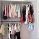 吊り下げるだけで収納力アップ!衣類は「掛ける収納」がおすすめ