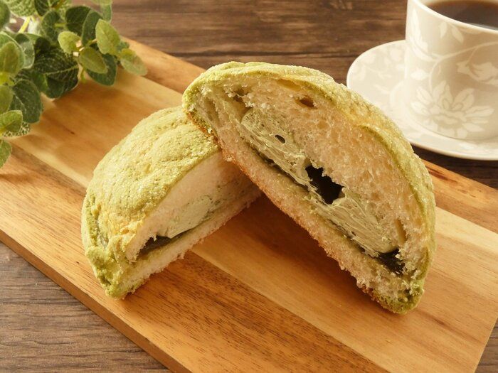 【ファミマ】抹茶づくしで贅沢すぎ！「宇治抹茶メロンパン」は抹茶好き大満足のスイーツパン