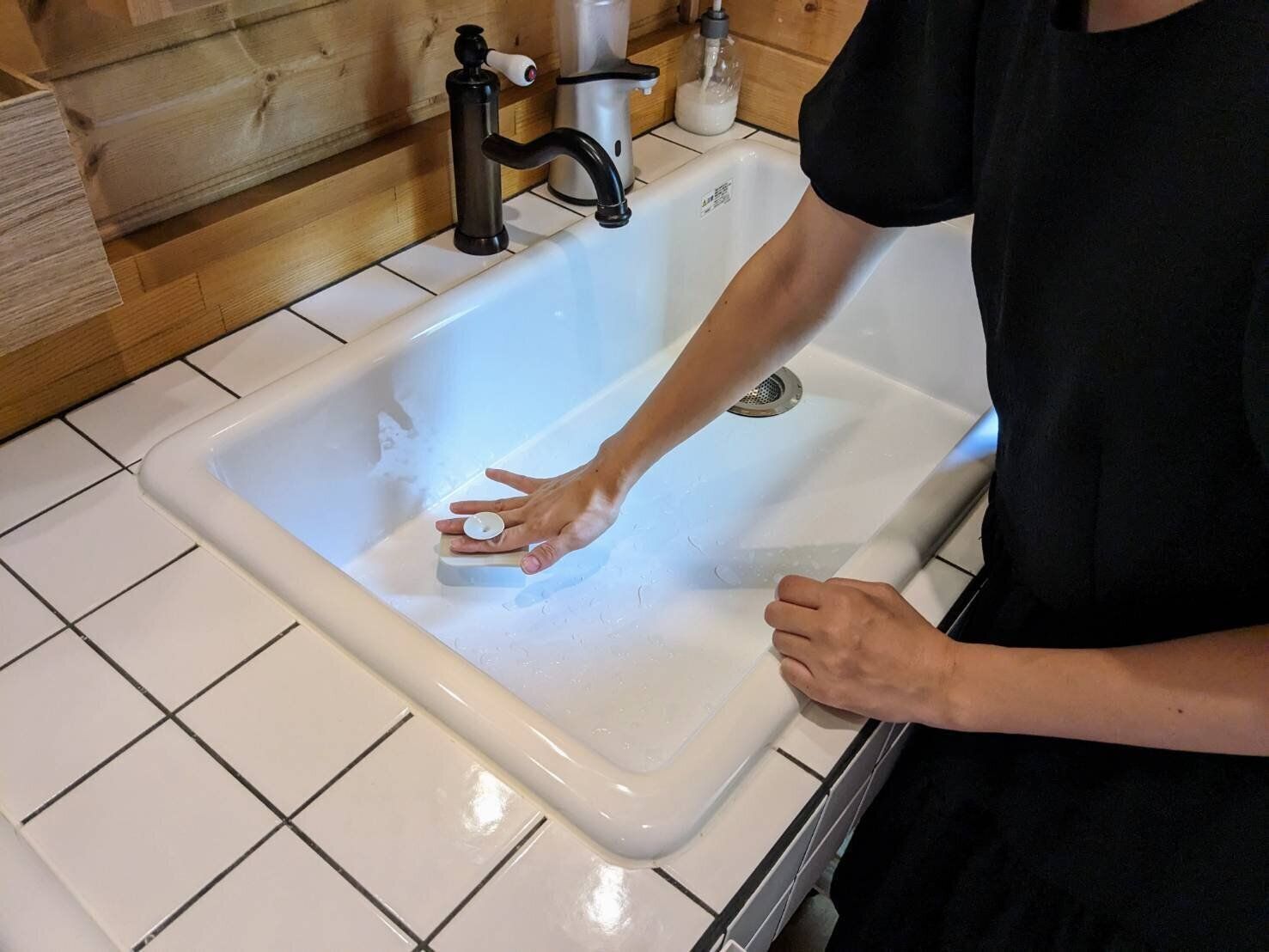 【洗面所の小掃除】“脱使い捨て“一個三役＆ヘタリ知らずの「シリコンブラシ」