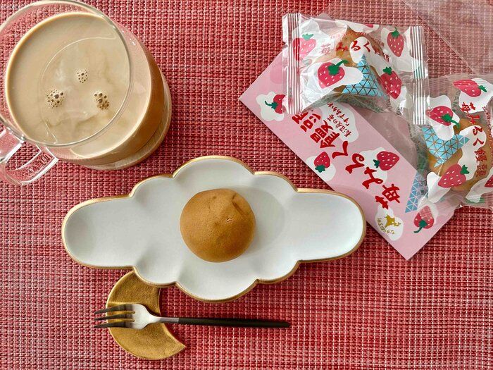 【KALDI新商品】甘酸っぱい苺餡がたまらない♪春の茶菓子にピッタリな「苺みるく饅頭」