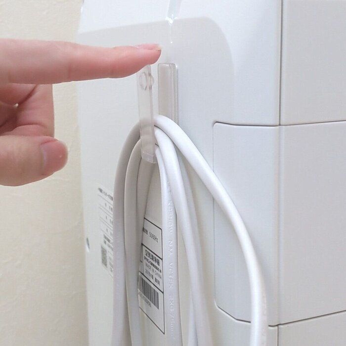 ごちゃつく家電のコードがスッキリ！セリアの「配線コードフック」が便利すぎる