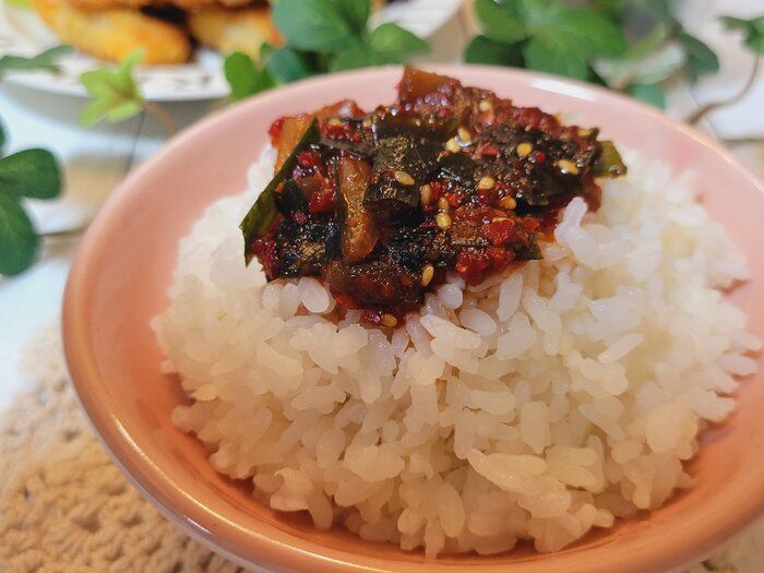 【カルディ】ピリッとした辛さで食欲を刺激！ご飯が止まらなくなるもへじの『旨辛ニラだれ』