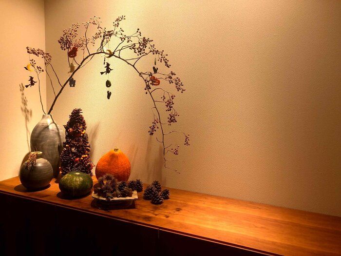 秋の恵みと子供作品で飾るを楽しむハロウィンシーズン！