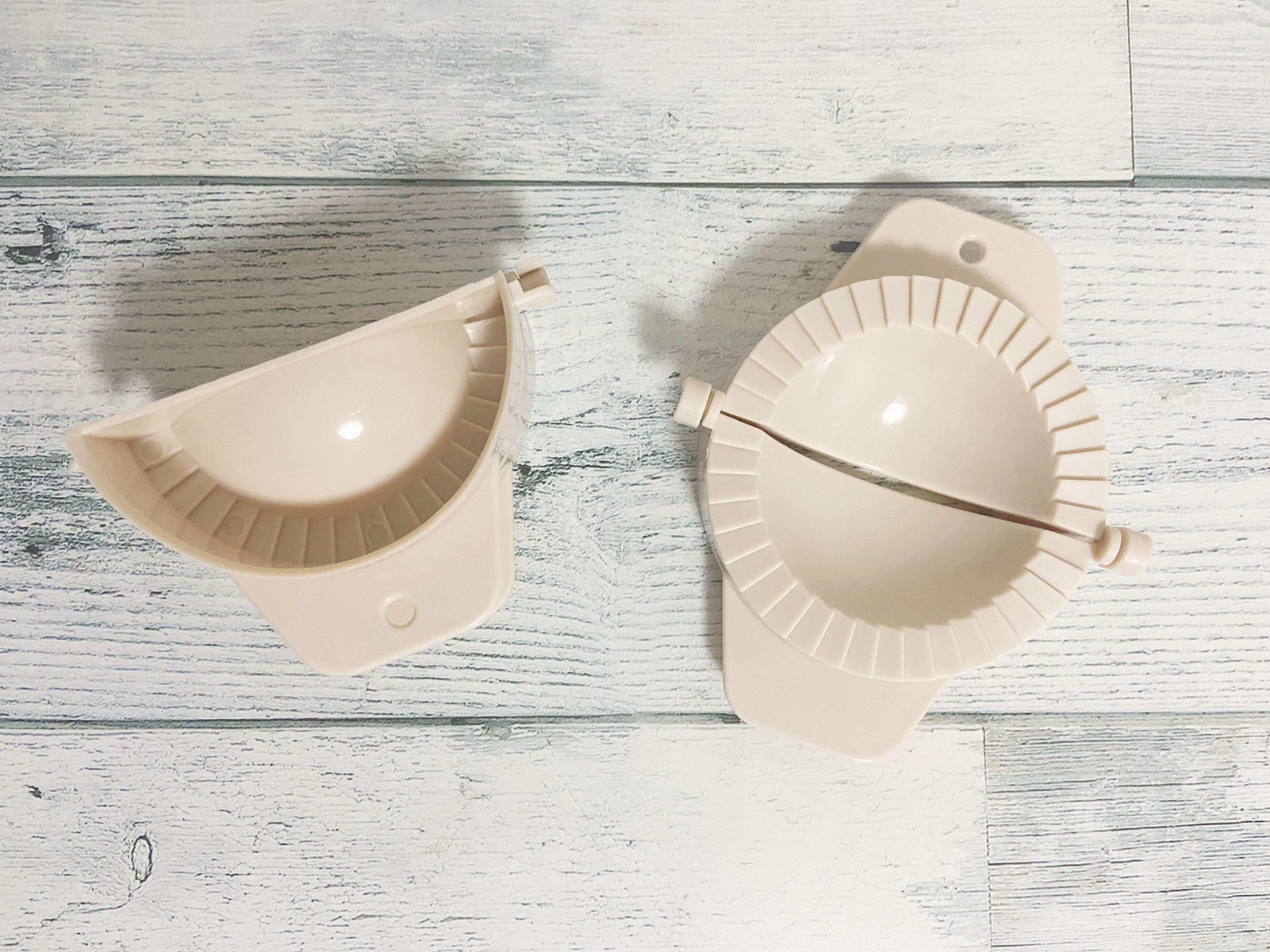 【3COINS】ちょっとお料理苦手さん朗報！「餃子メーカー」で手作り餃子のハードルが下がるってよ！