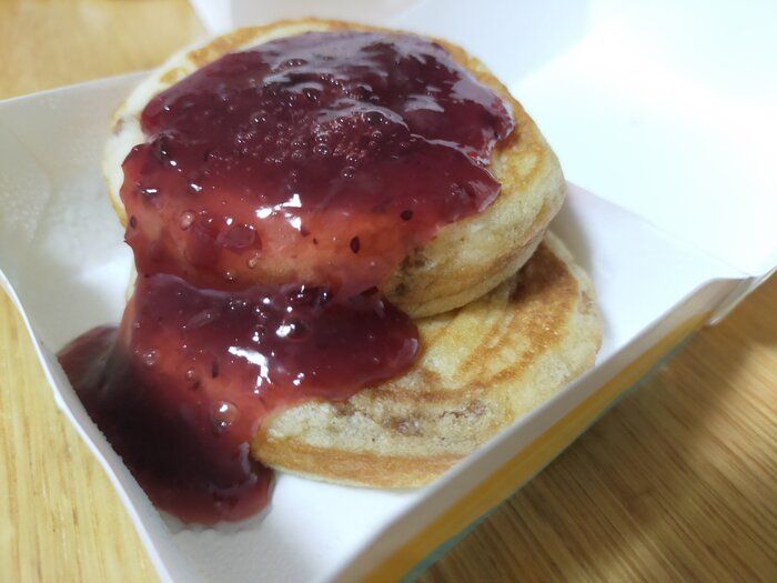 【マクドナルド】今年は一味違う？！ハワイ州観光局公認のハワイアンパンケーキは三種のベリーソースの絡みが最高過ぎる