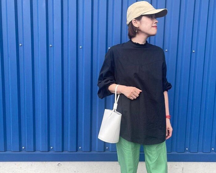 【40代ファッション】甘めのフリルブラウスも私らしく着こなすアイデア3選