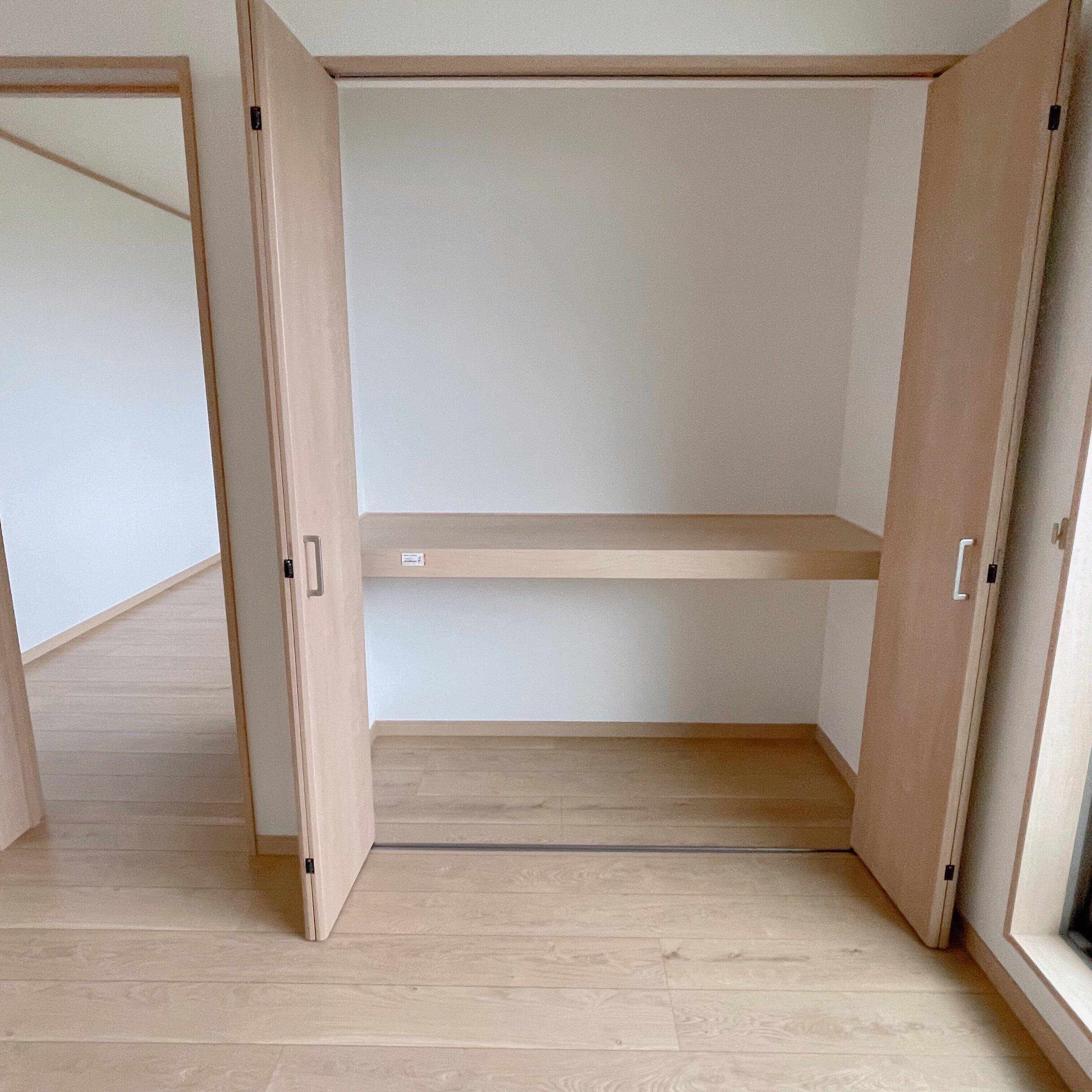 コツを抑えればカンタン！「奥行きがあるクローゼット」の収納アイデア3選