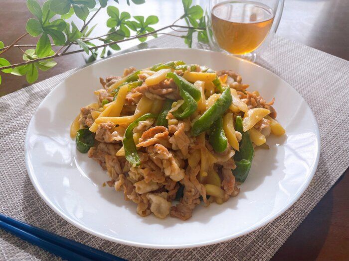 【レシピ】たけのこがなくてもじゃがいもでOK！青椒肉絲風で本格的！ピーマンとじゃがいもの中華炒め！