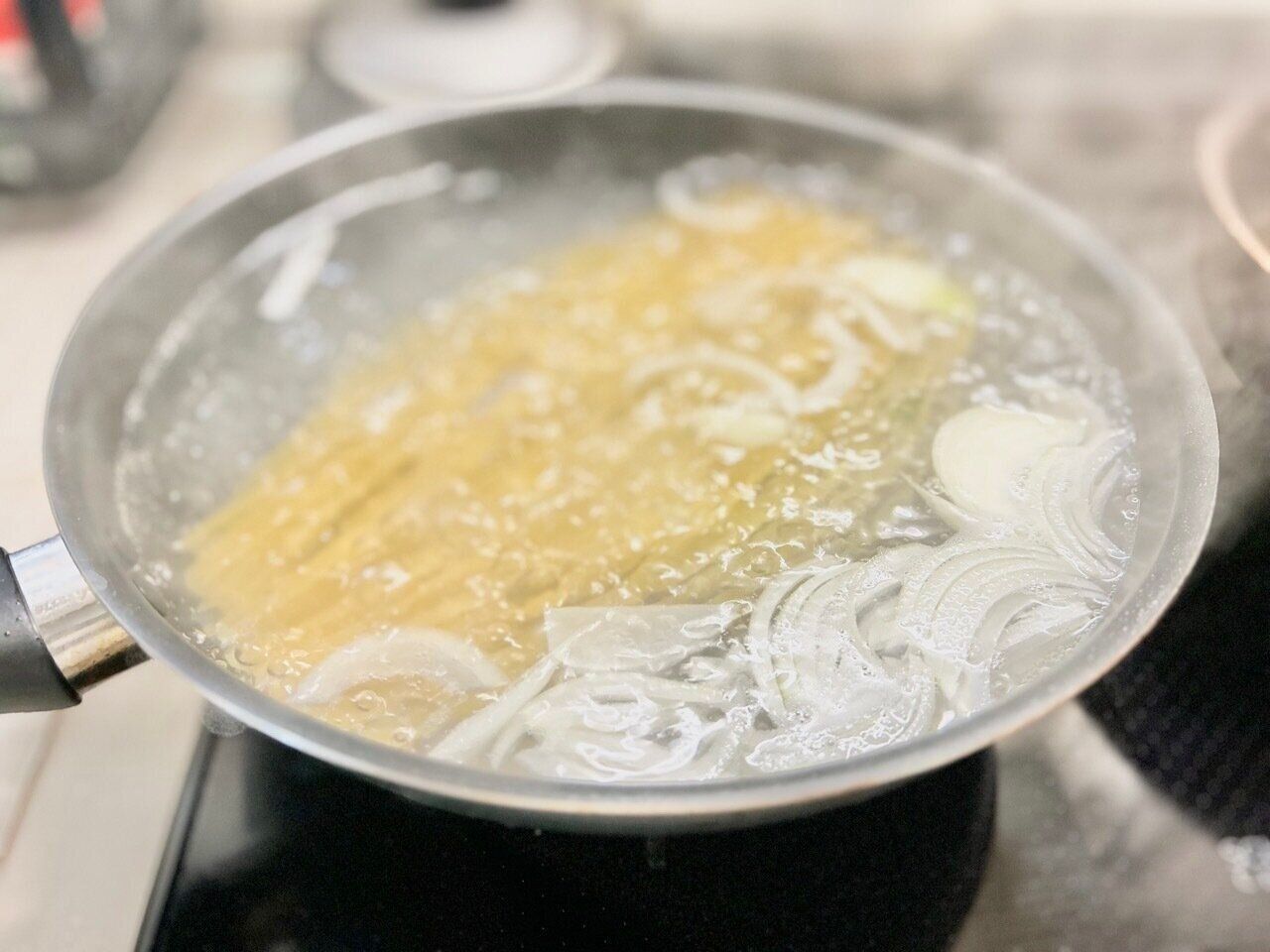 【パスタ】手抜きだけどレトルトだとバレない秘訣は「チョイ足し」