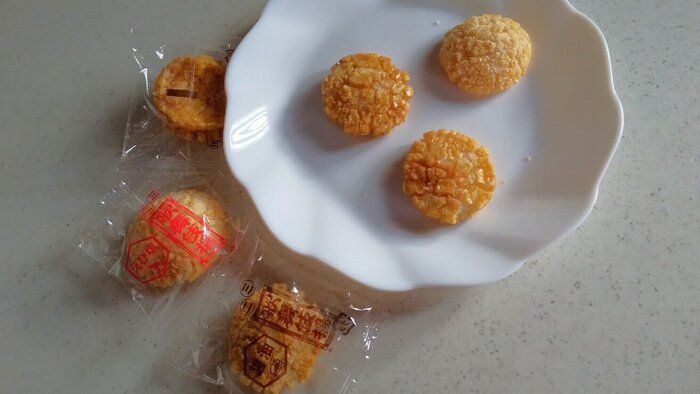 電子レンジで温める以外にもあった！湿気た「おせんべい」をおいしく食べる方法【3選】