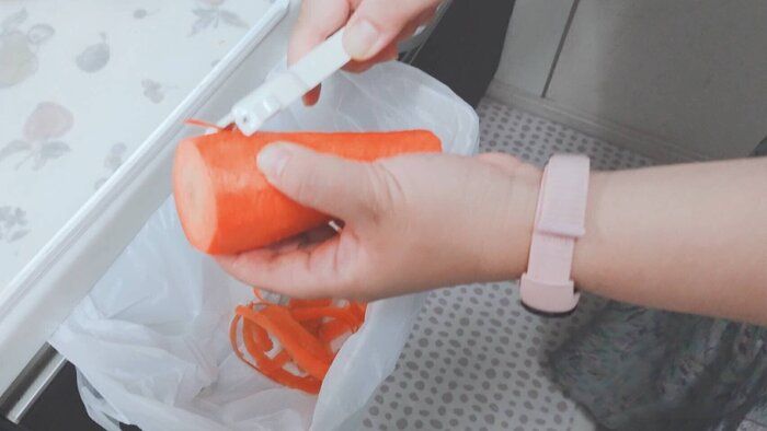 【スリーピー】引っ掛けるだけ、折りたたみ可能な「キッチン扉に引っ掛けるゴミ箱」で家事を効率化！