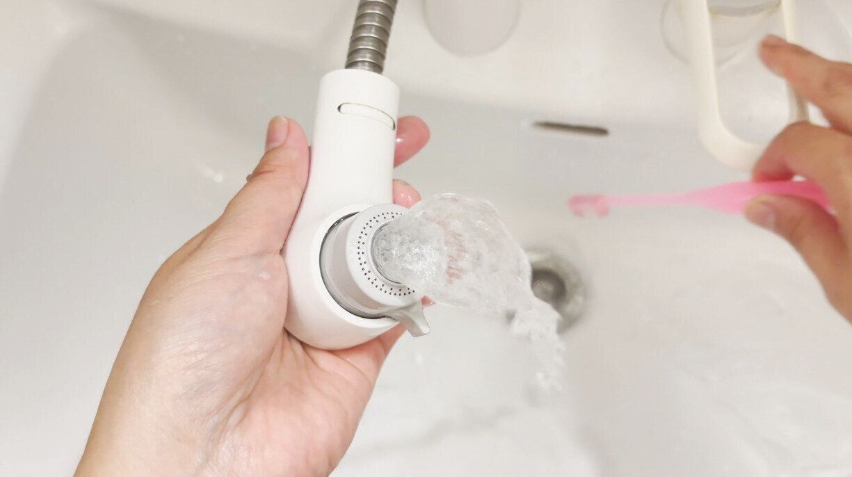 ポリ袋ひとつでOK！蛇口の先をつけるだけでピカピカにする方法